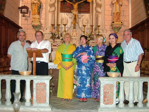 コルシカ島の古い教会で、ゆかたショー