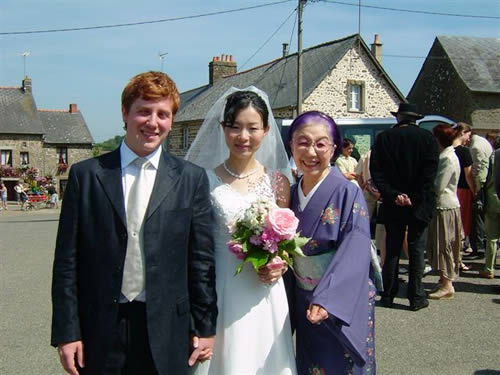 式が終わって教会の外で