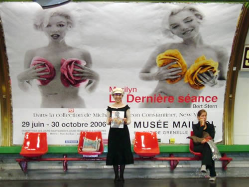 地下鉄ホームのマリリンの大きなポスターの前で