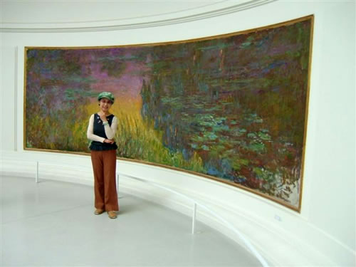 オランジュリー美術館のモネの絵の前で