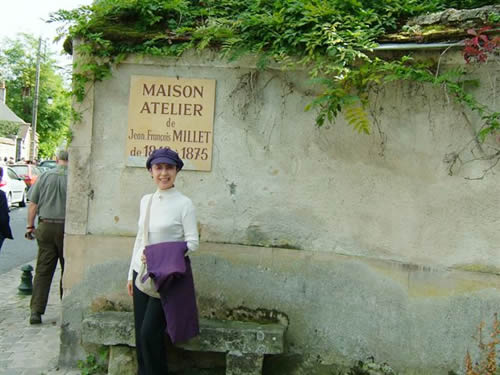 バルビゾン村のミレーの館の前で