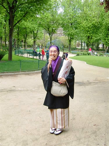 焼きたてパンをかじるあやはた