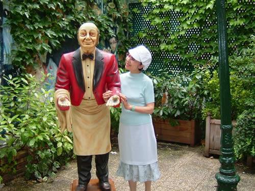 ギャルソンの人形と腕を組んで