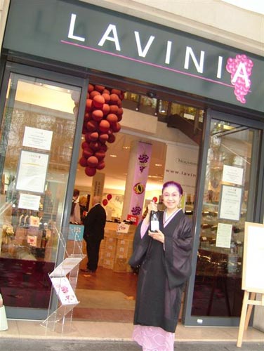 大きなワインの店の前